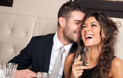 Как узнать, любит ли тебя парень: психология мужской влюбленности
